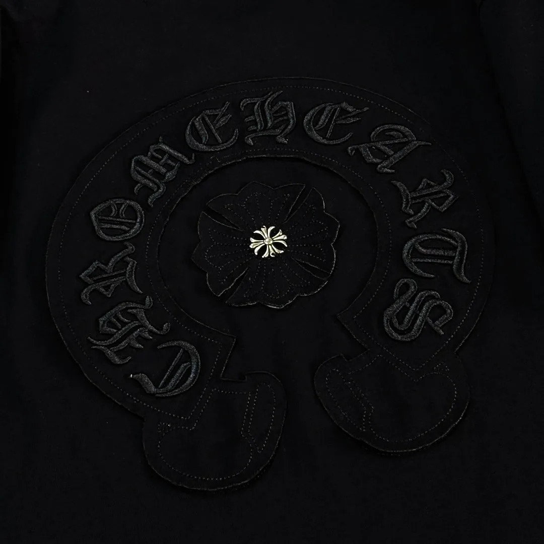 P180 Chrome Hearts Chrome Hearts 25 high version. The fabric is made of 300g high-density pure cotton. It does not deform or shrink. It has three labels. It is the same style for men and women. Technology: patch embroidery + original development hardware. Color: white, black, pink. SIZE: S-XL